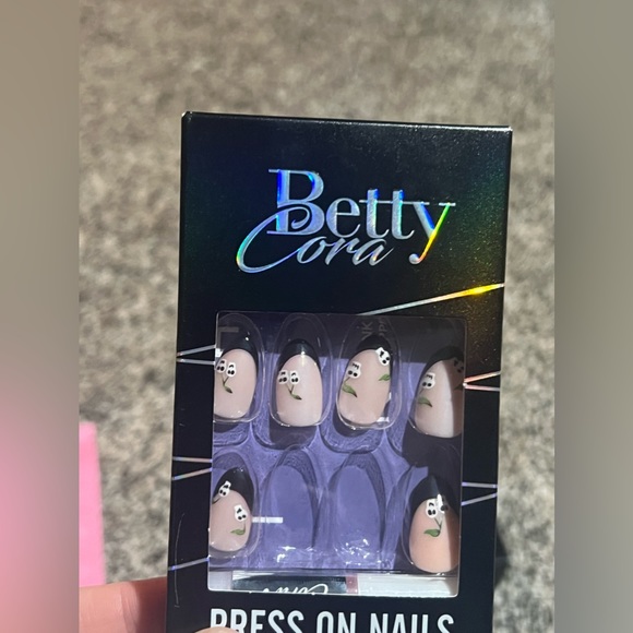 Betty Cora press on/glue on nails (4 sets), glue and glue off - Picture 2 of 6